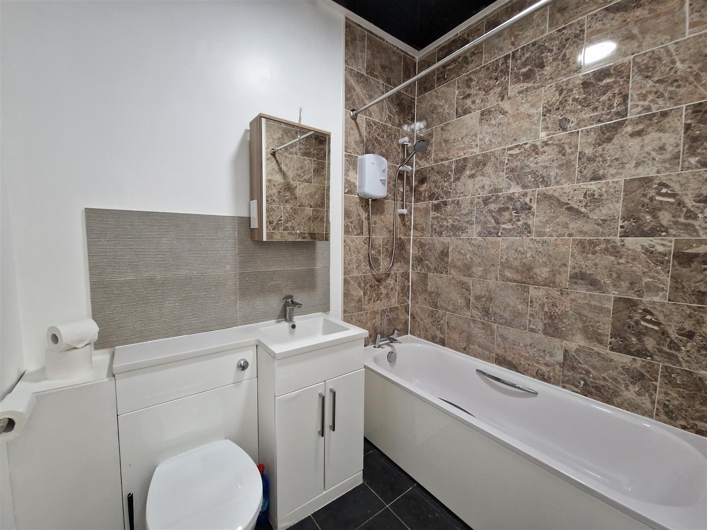 Flat Birchett Road in Rushmoor