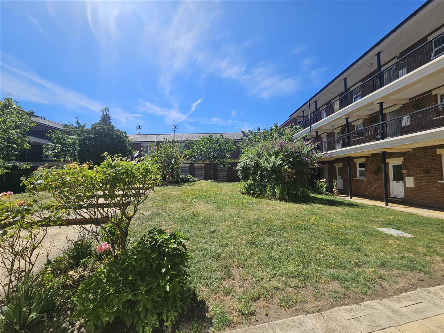 Flat Birchett Road in Rushmoor