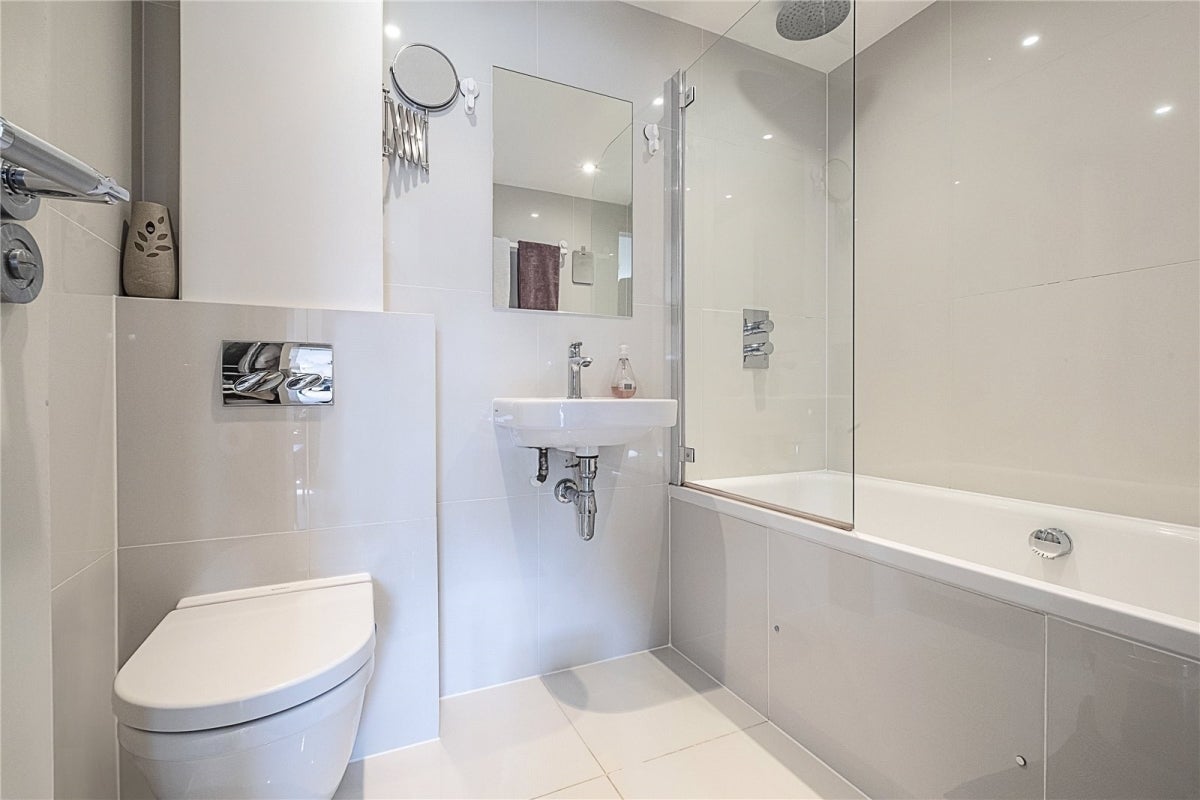 Flat Elgin Avenue in City of Westminster