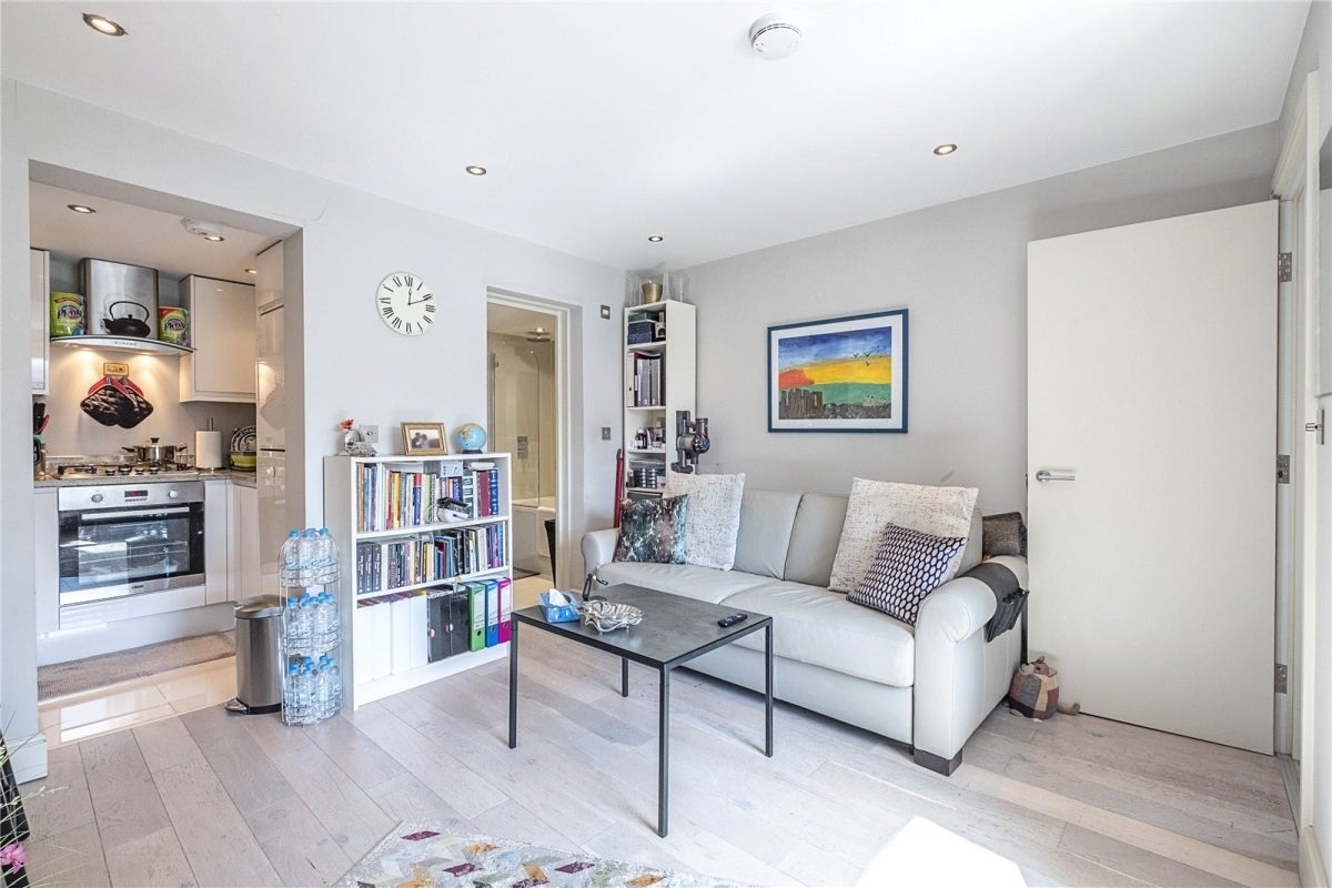 Flat Elgin Avenue in City of Westminster