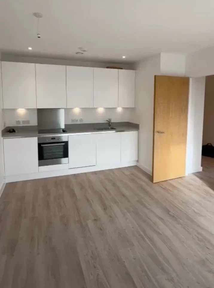 Flat Addiscombe Grove in Greater London