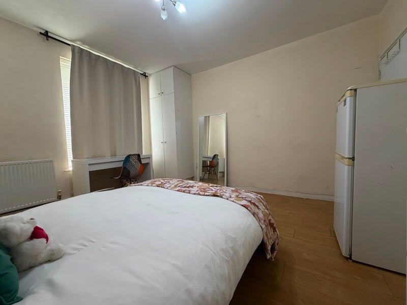 Room Dorset Road in Greater London