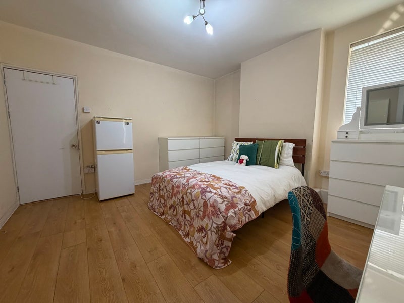 Room Dorset Road in Greater London