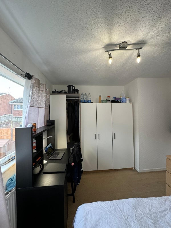 Room Buttmarsh Close in Greater London