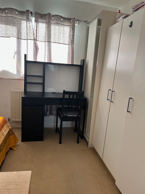 Room Buttmarsh Close in Greater London