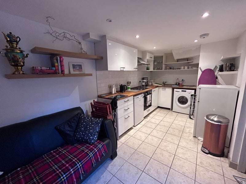 Room Lower Road in Greater London