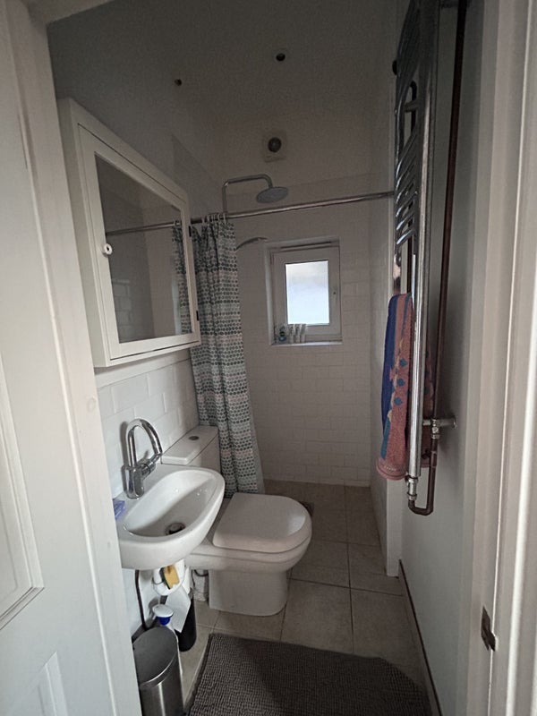 Room Lower Road in Greater London