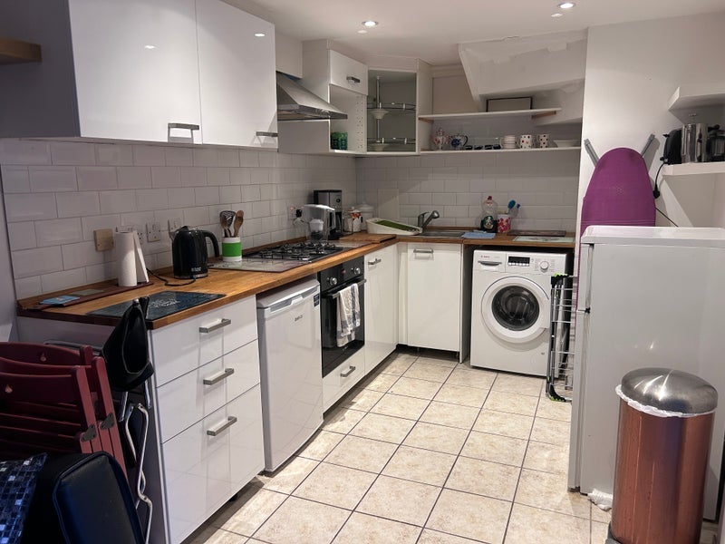 Room Lower Road in Greater London