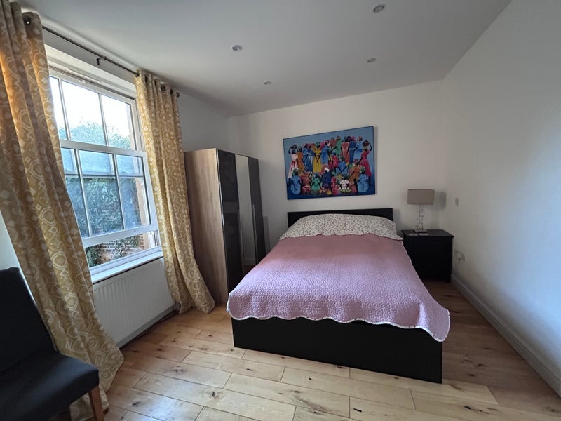 Room Lower Road in Greater London