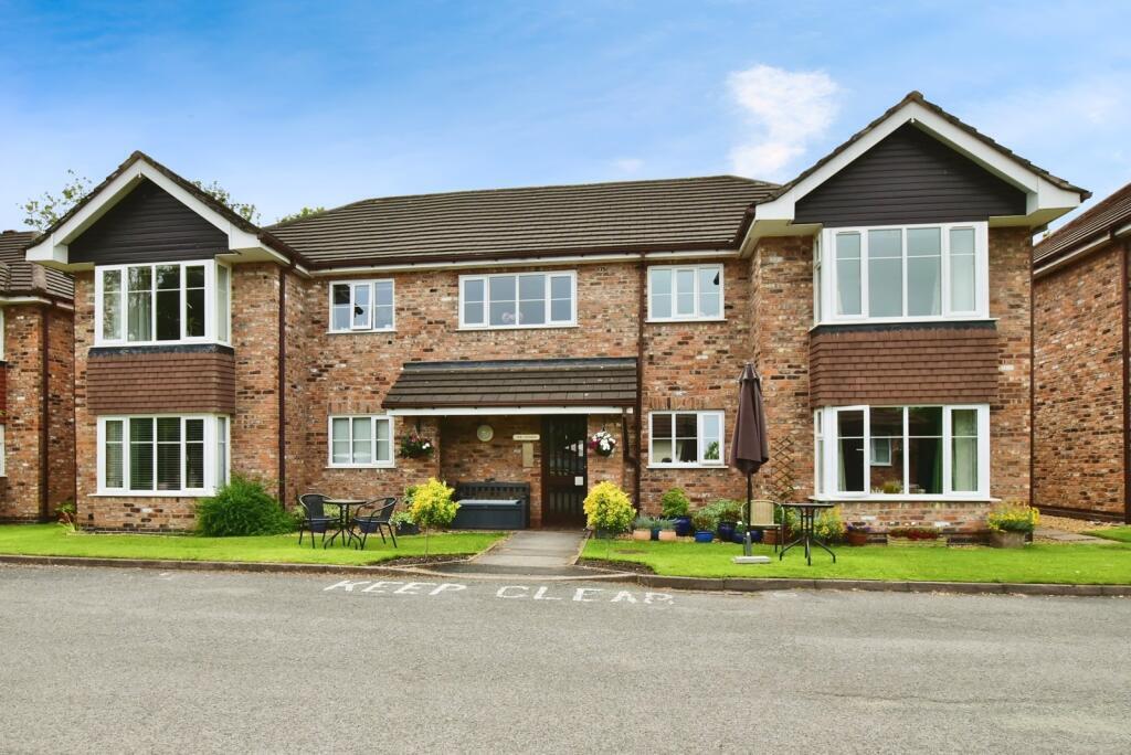 Flat Woodacres Court in Wilmslow