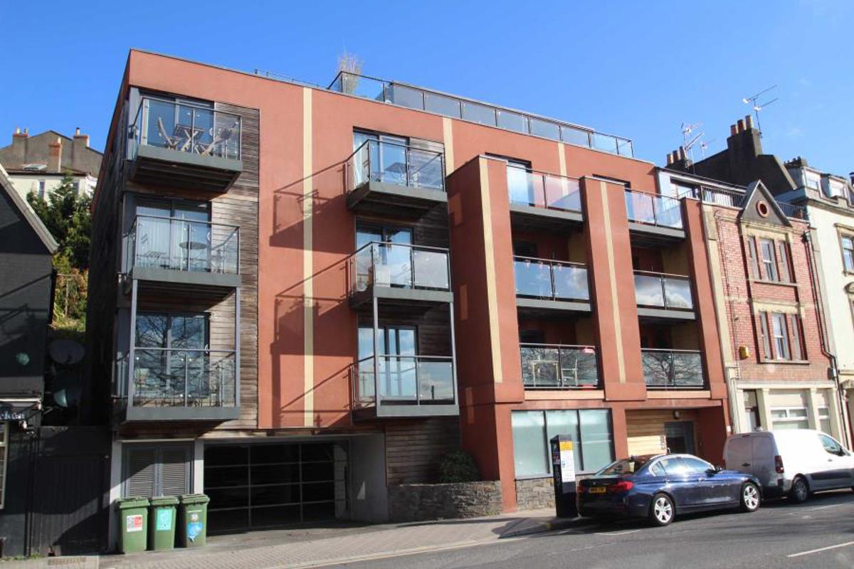 Flat Hotwell Road in Bristol