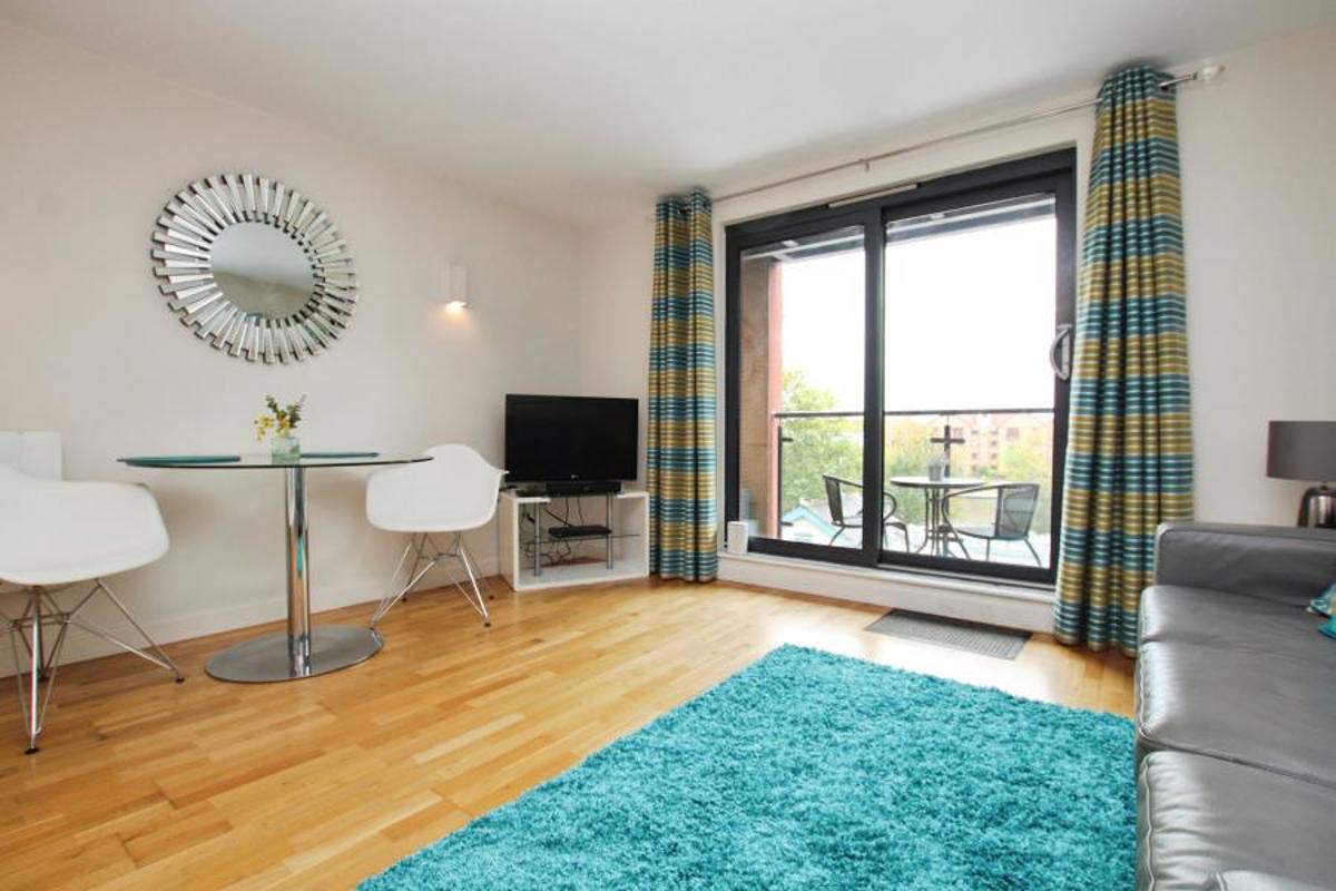 Flat Hotwell Road in Bristol