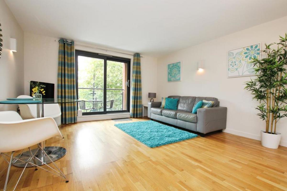 Flat Hotwell Road in Bristol