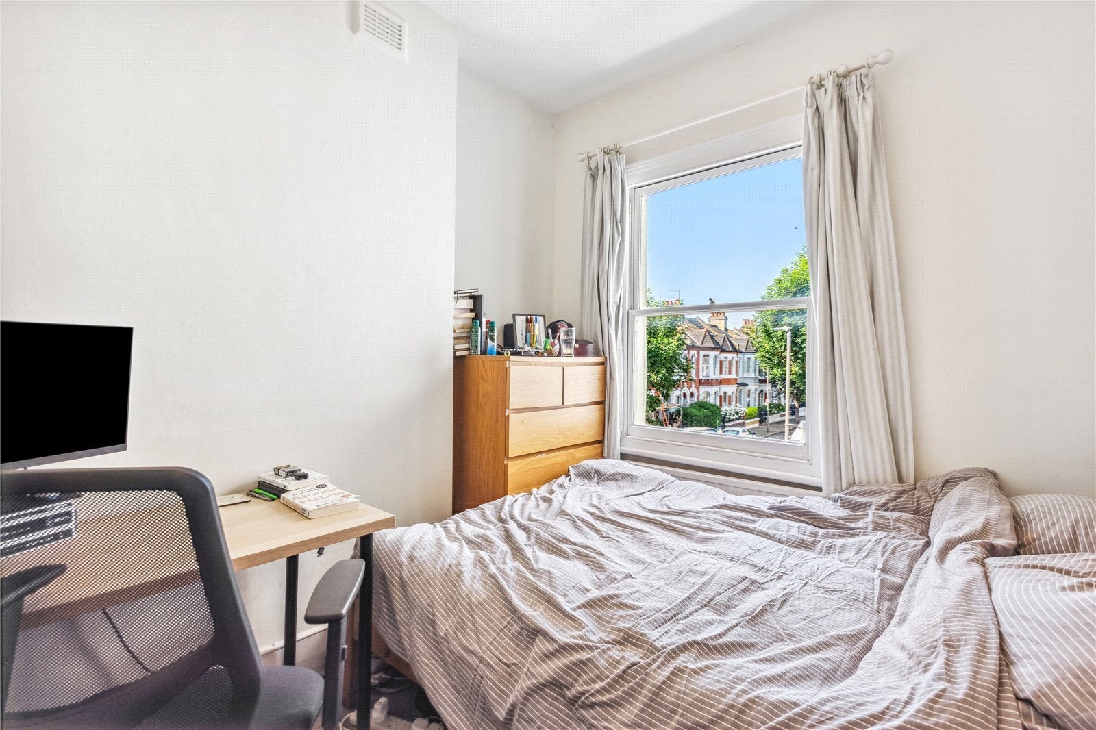 Flat Rosehill Road in Greater London