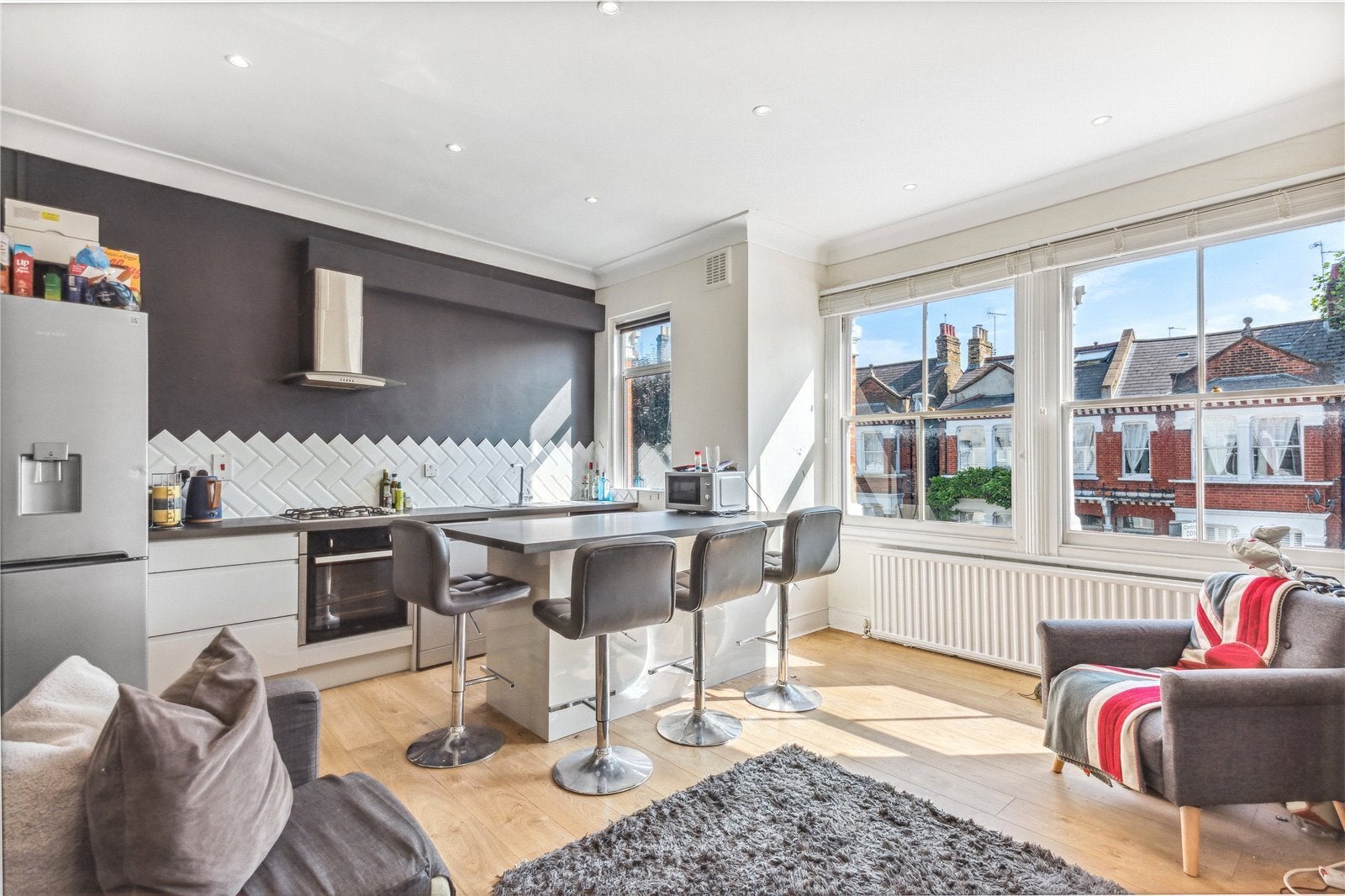 Flat Rosehill Road in Greater London