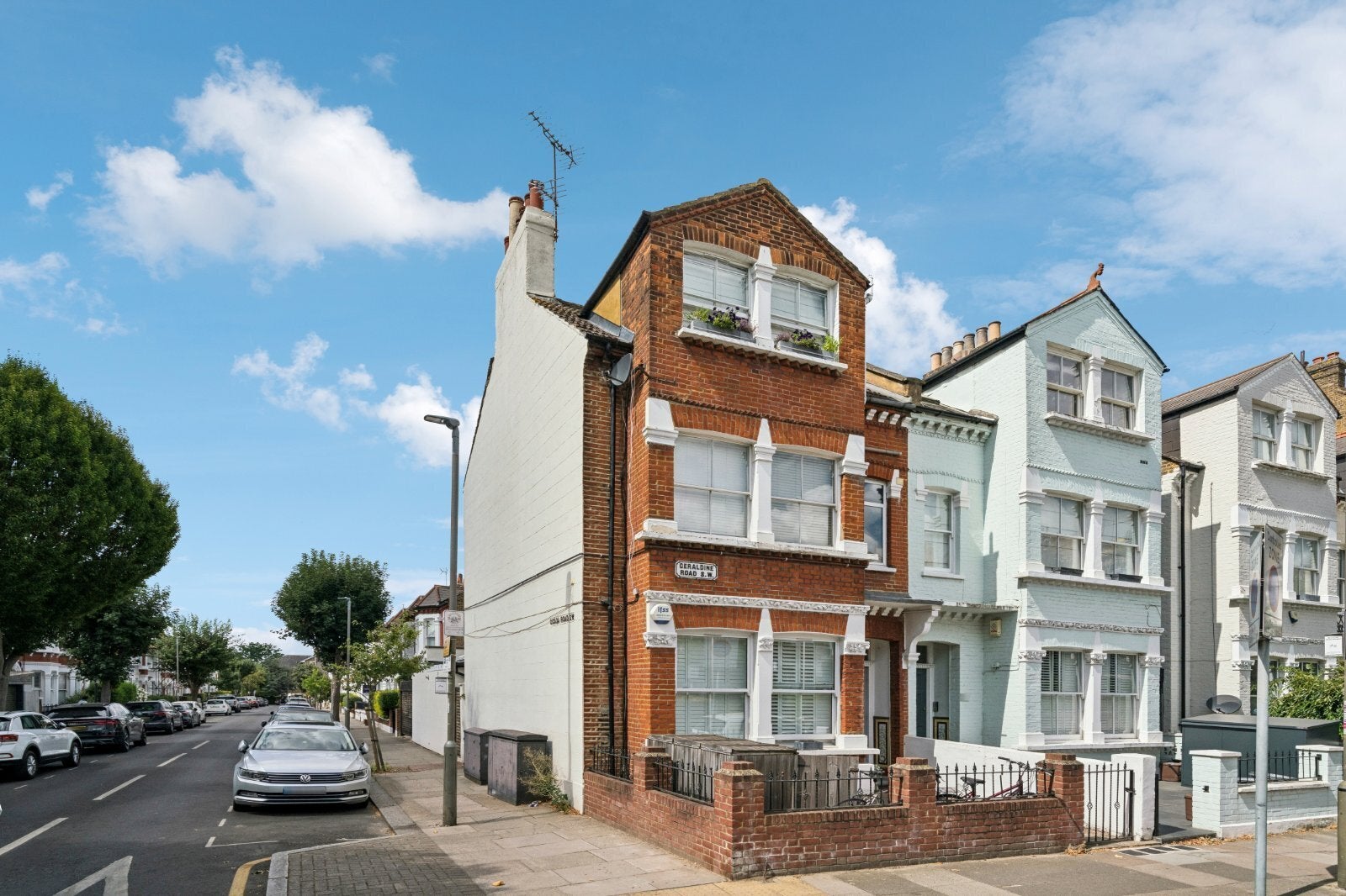 Flat Rosehill Road in Greater London