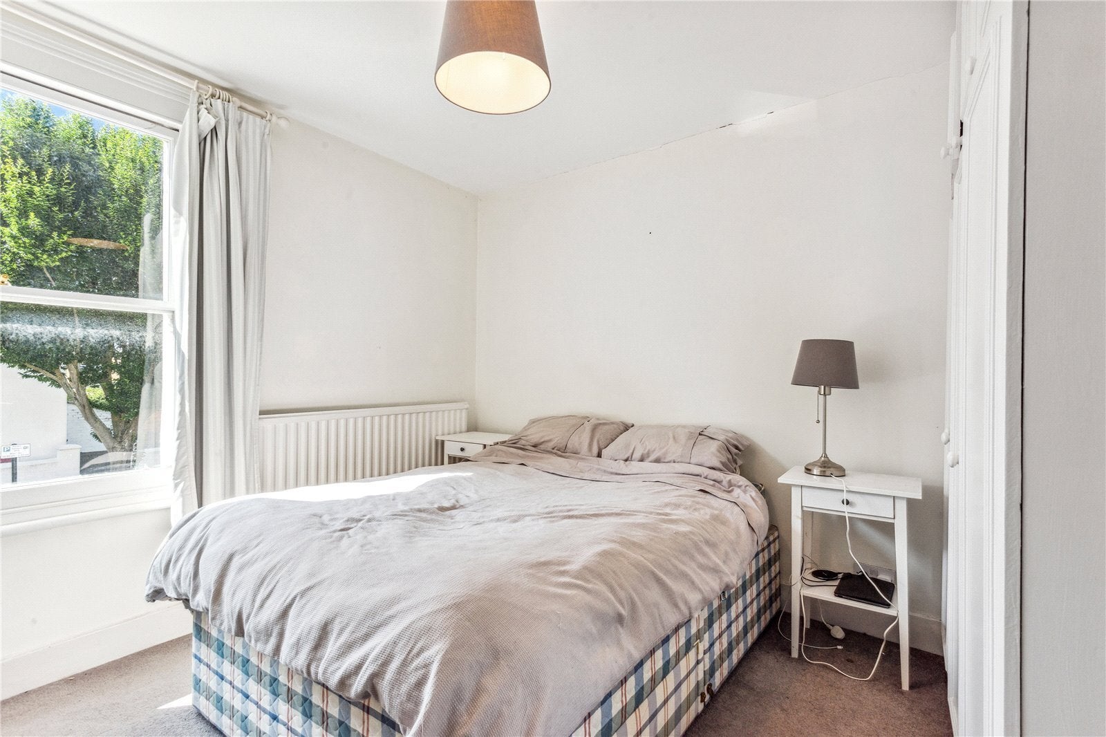 Flat Rosehill Road in Greater London
