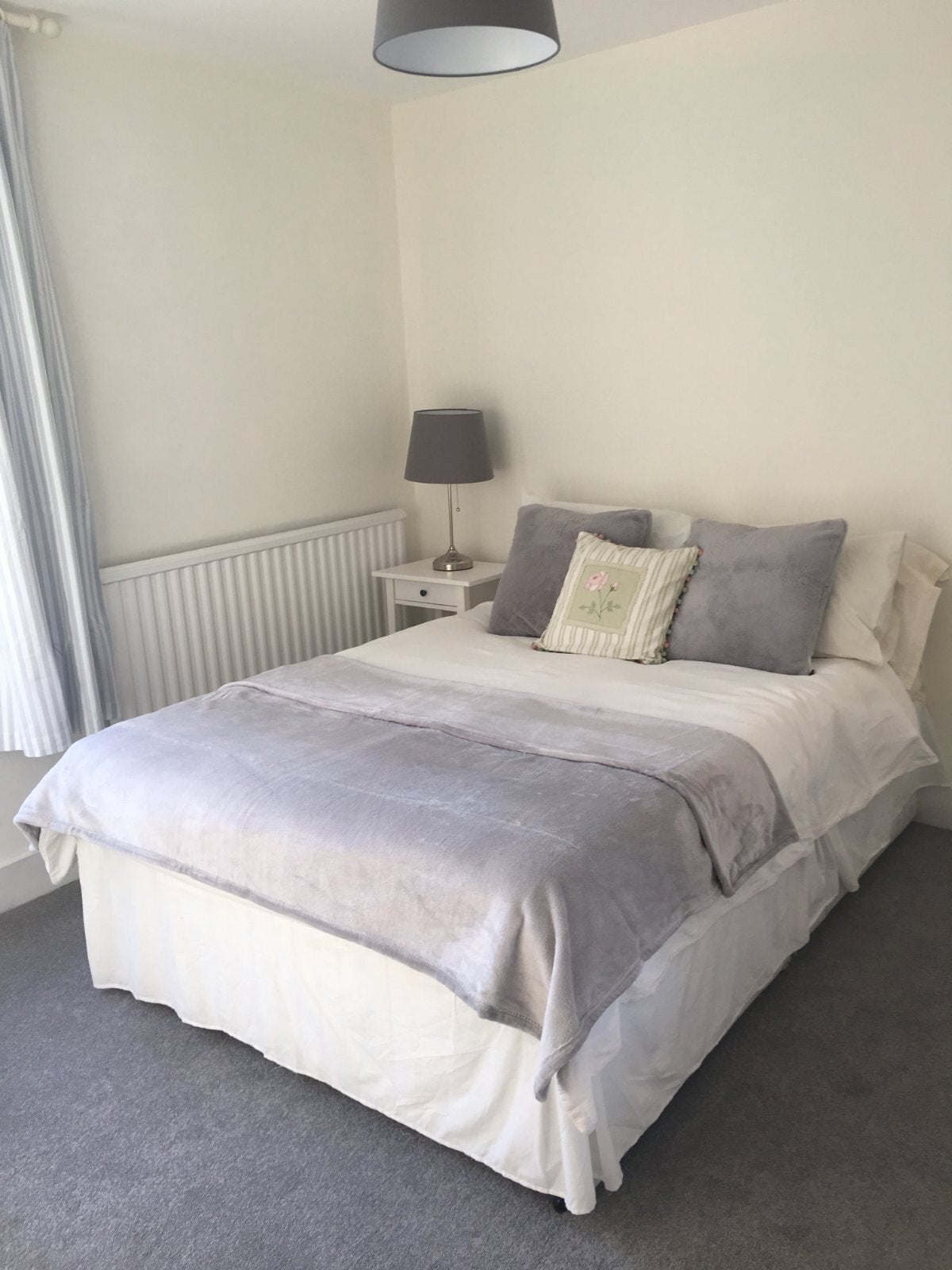 Flat Rosehill Road in Greater London