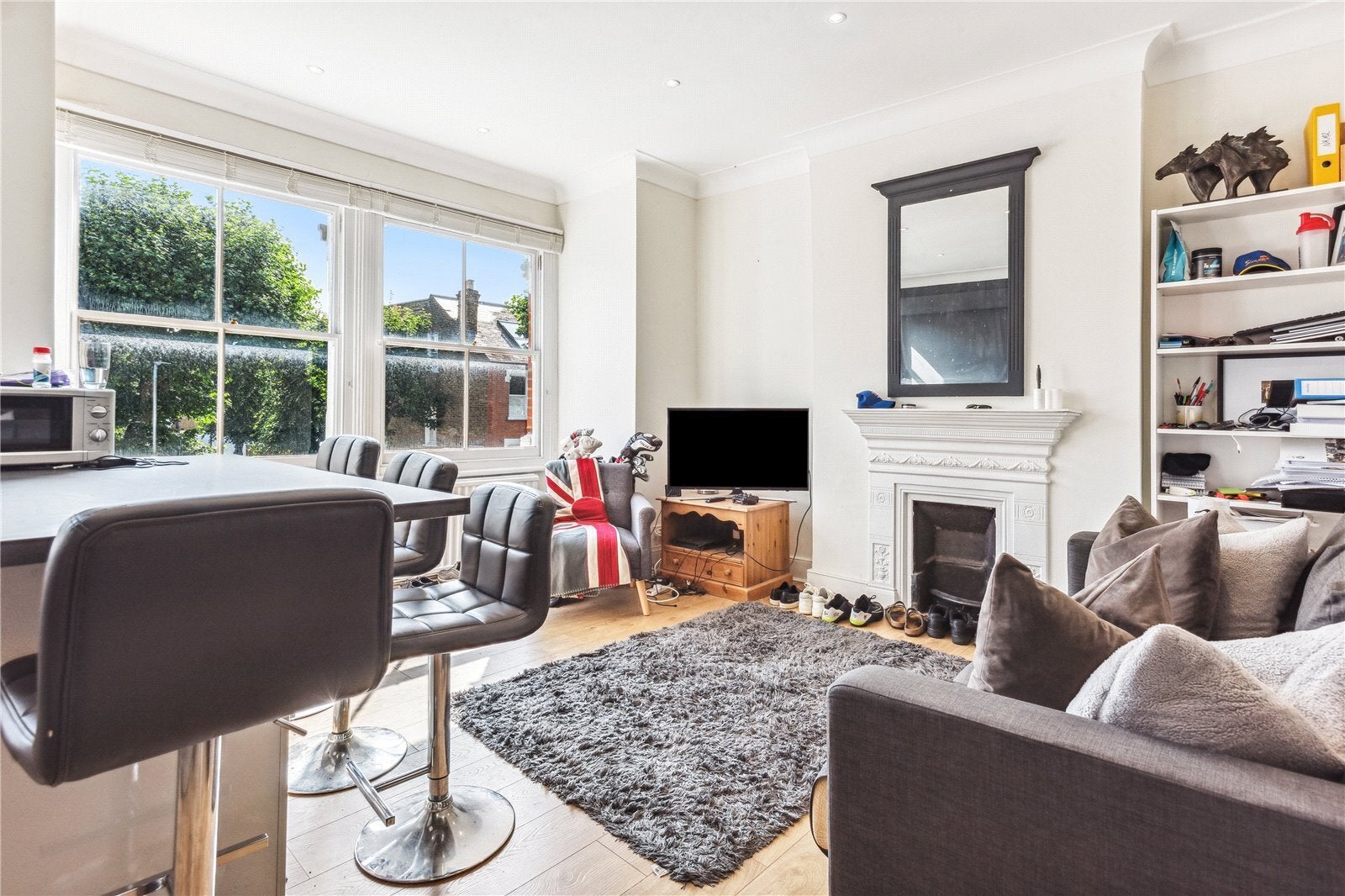 Flat Rosehill Road in Greater London