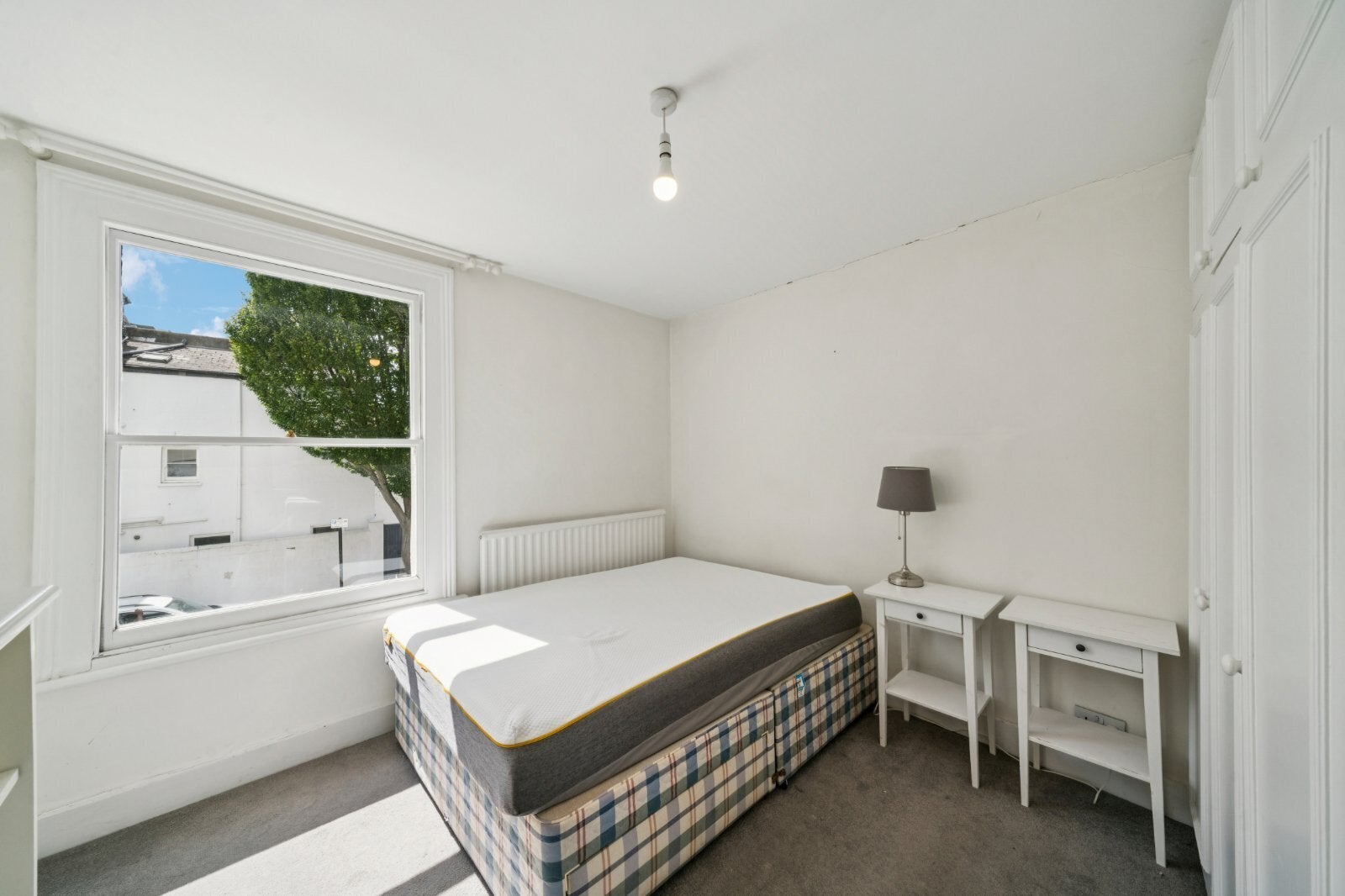 Flat Rosehill Road in Greater London