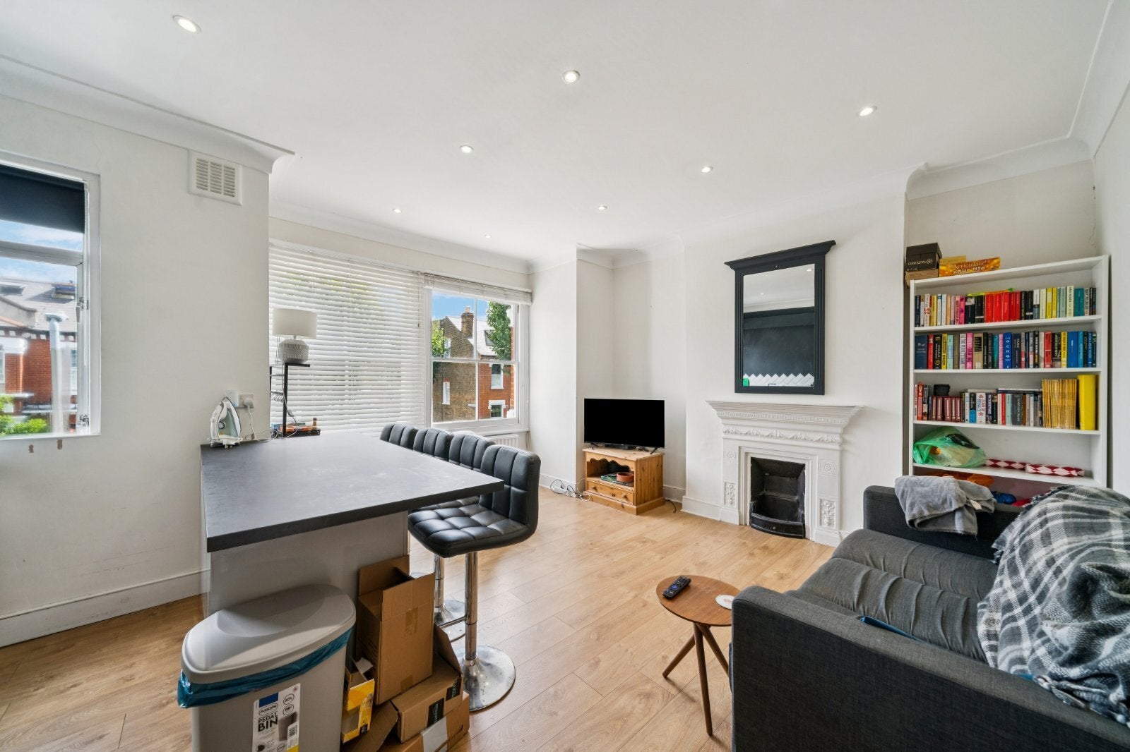 Flat Rosehill Road in Greater London