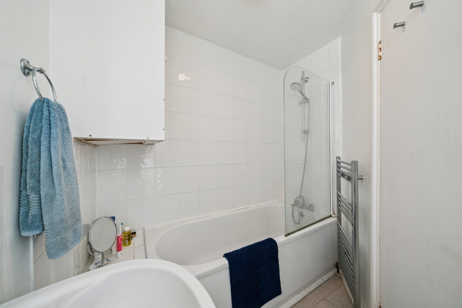Flat Rosehill Road in Greater London