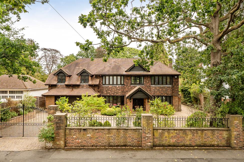 House Oakcroft Road in Woking