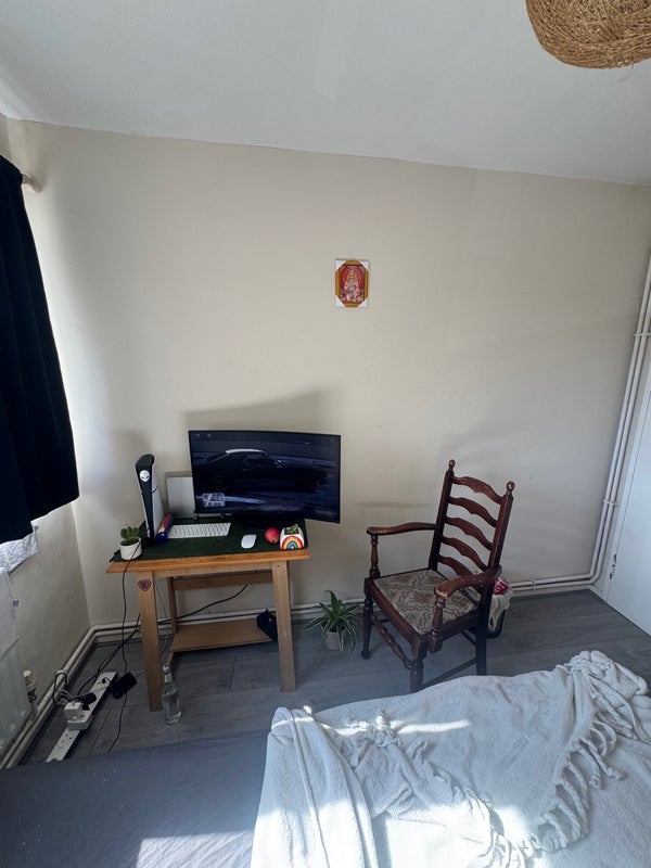 Room Grove Street in Greater London