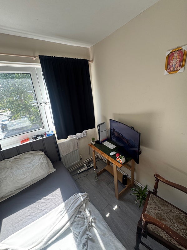 Room Grove Street in Greater London