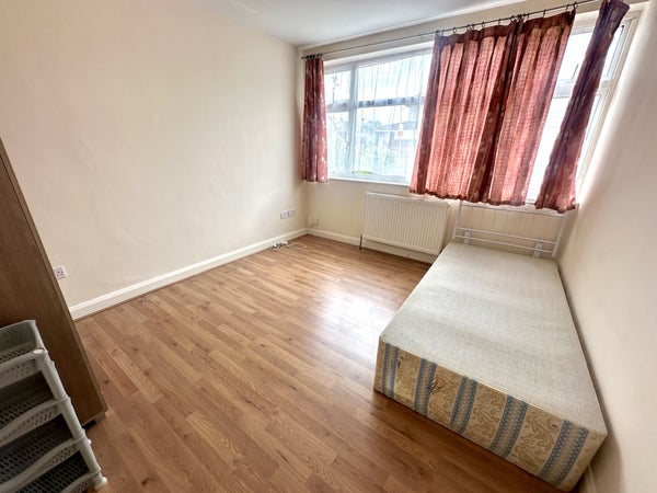 House Waverley Close in London