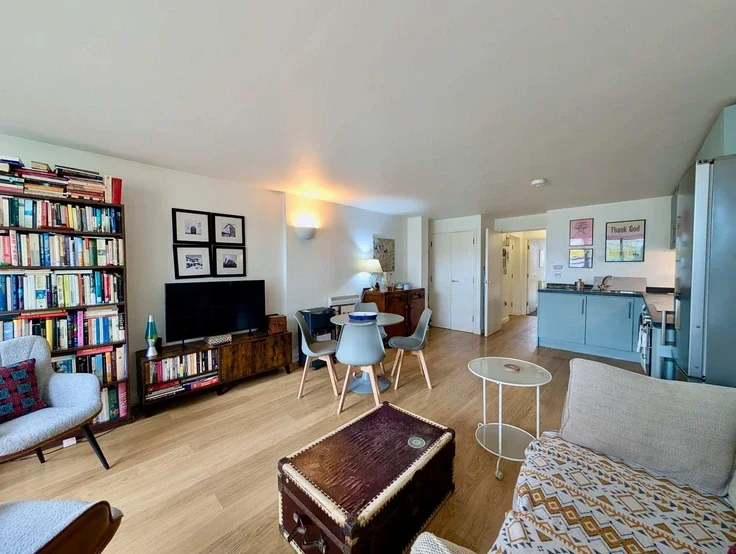 Flat Hales Street in Greater London