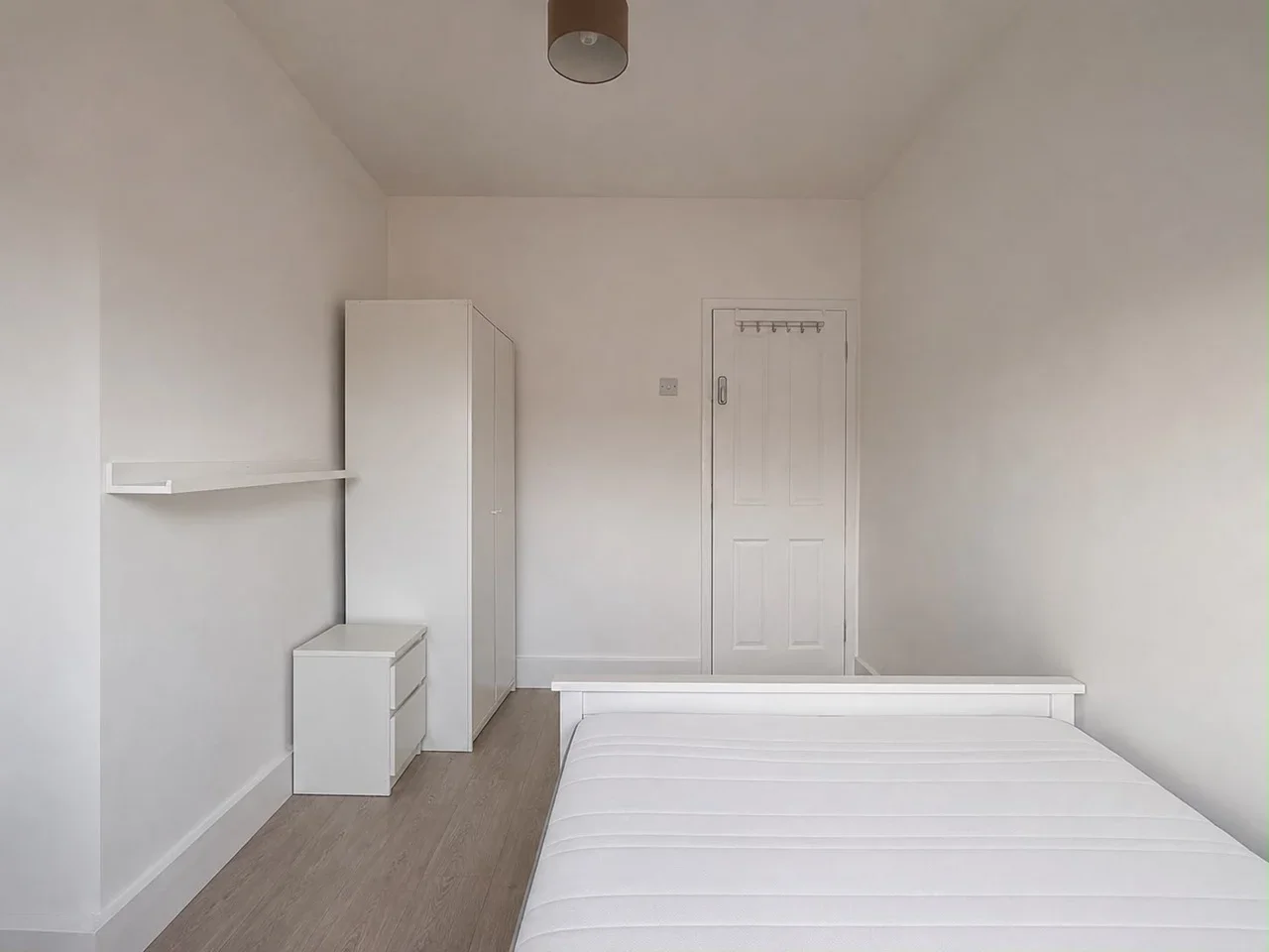 Room King and Queen Street in Greater London