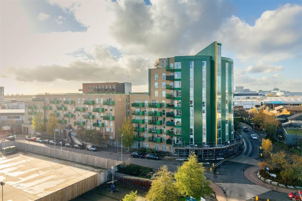 Flat Acton Lane in Greater London