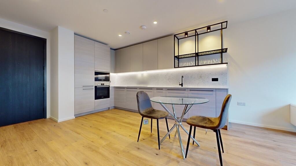 Flat Leven Road in Greater London