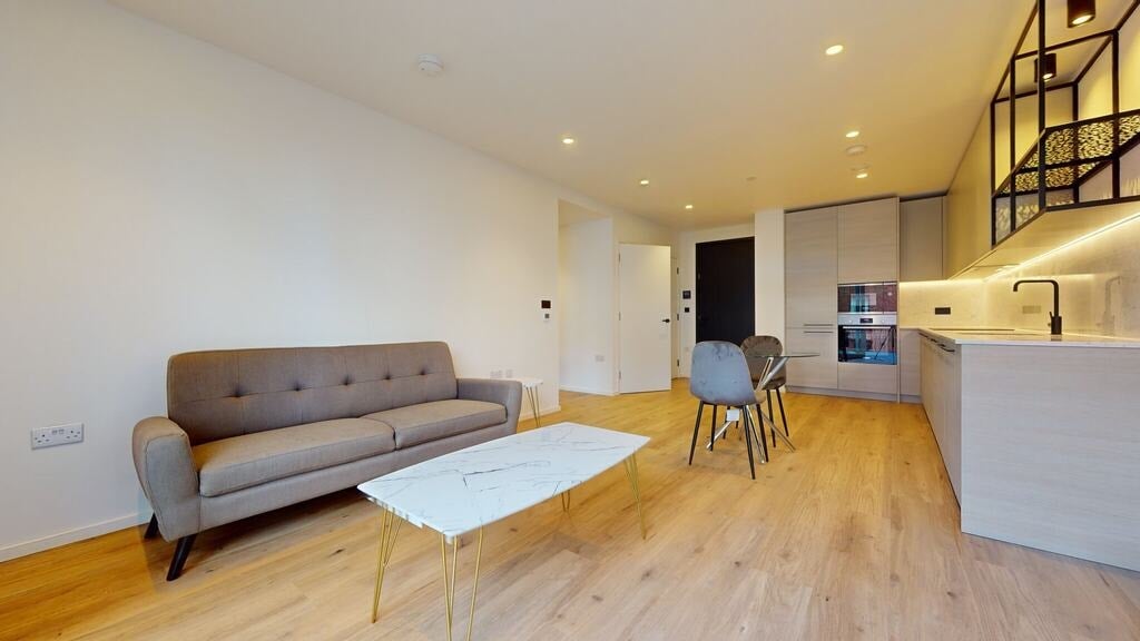 Flat Leven Road in Greater London