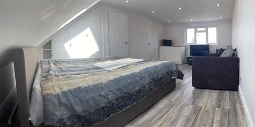 Flat Collingwood Road in London Borough of Sutton
