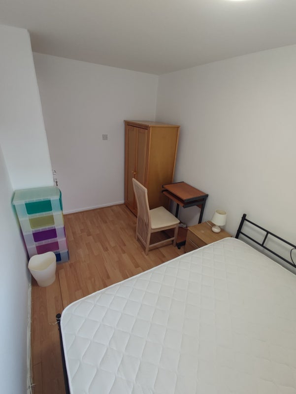 Room Catfield Walk in Manchester