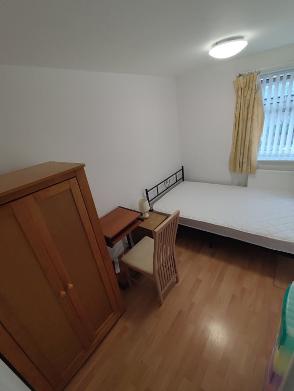 Room Catfield Walk in Manchester