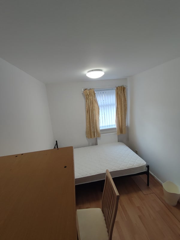 Room Catfield Walk in Manchester