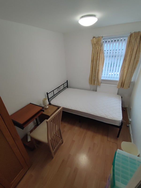 Room Catfield Walk in Manchester