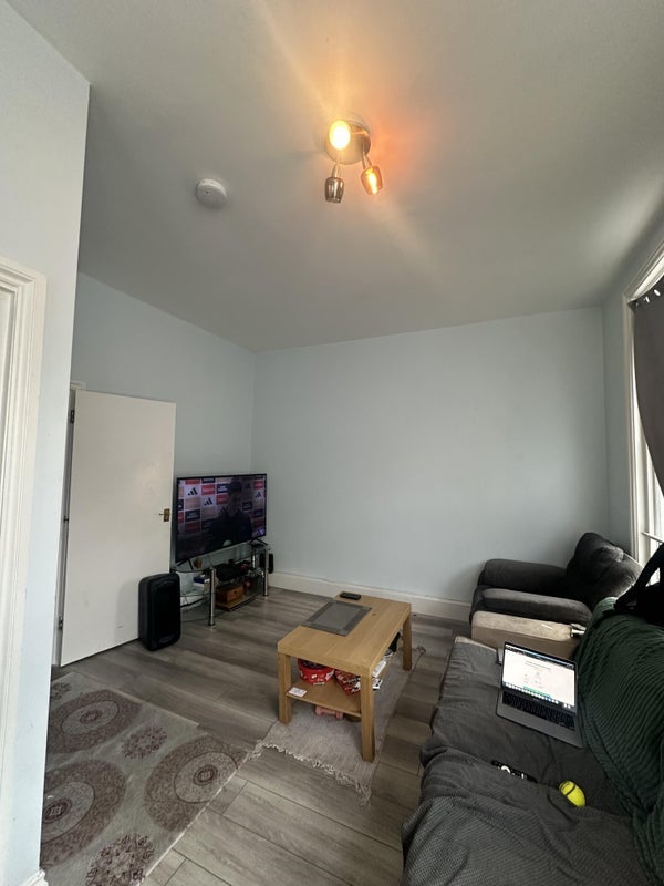 Room Tollington Way in Greater London