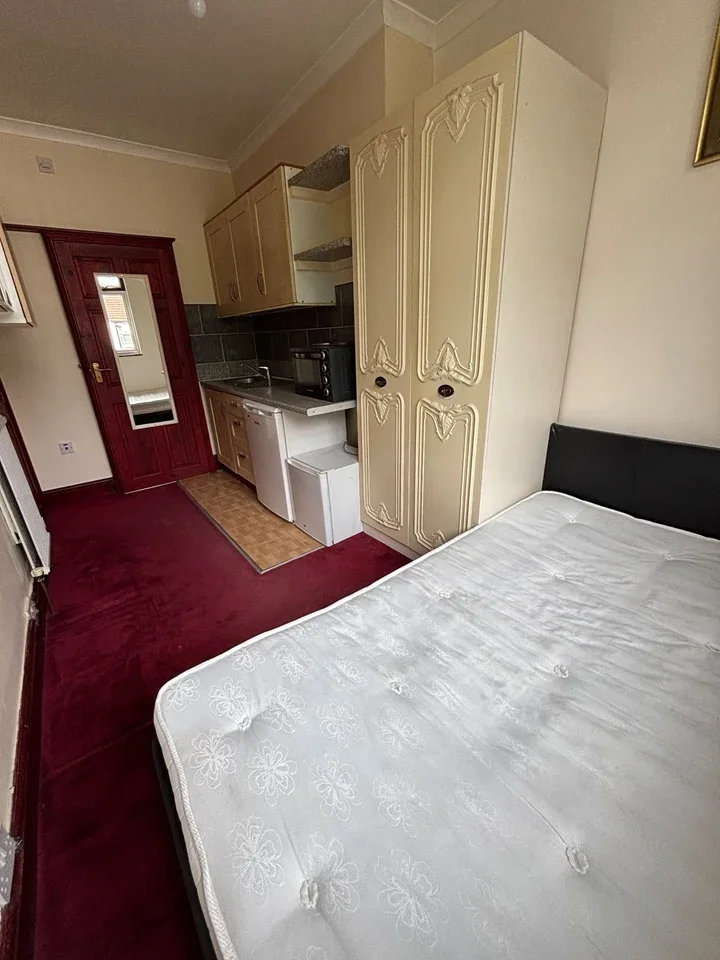 Flat Whitchurch Lane in Greater London