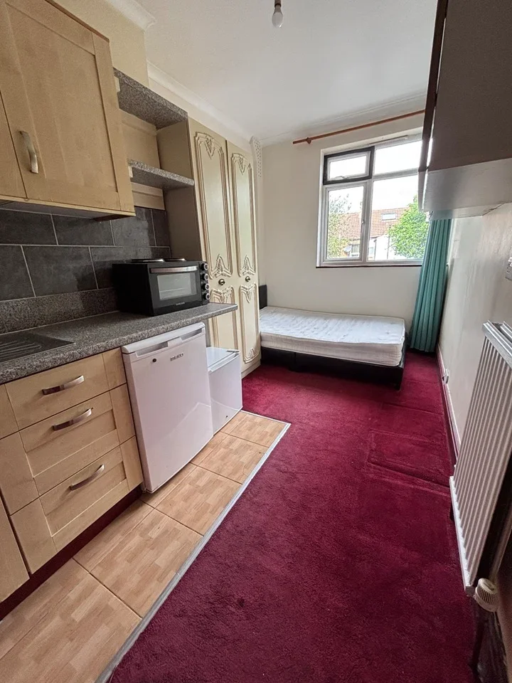 Flat Whitchurch Lane in Greater London