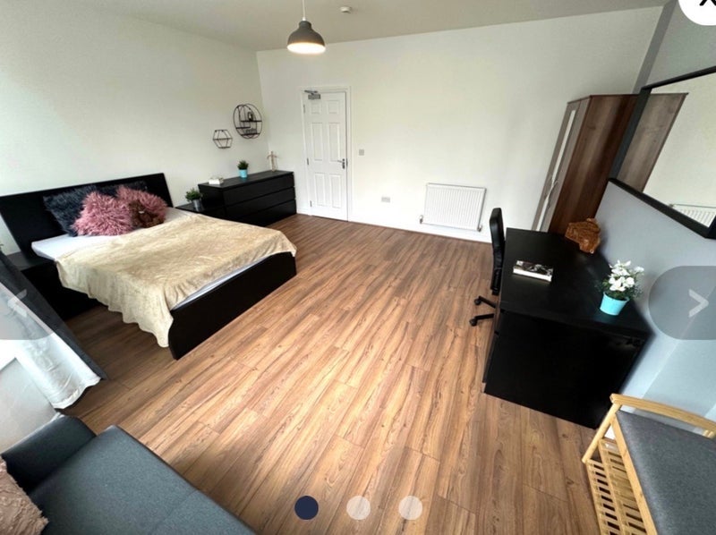 Room Hallewell Road in Birmingham