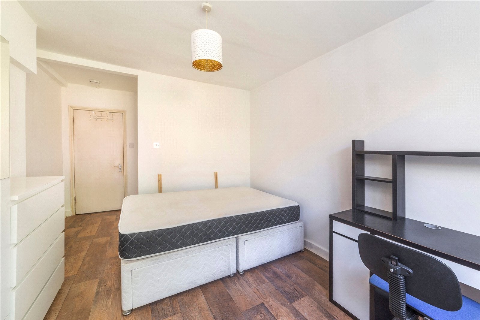 Flat Fairbridge Road in Greater London