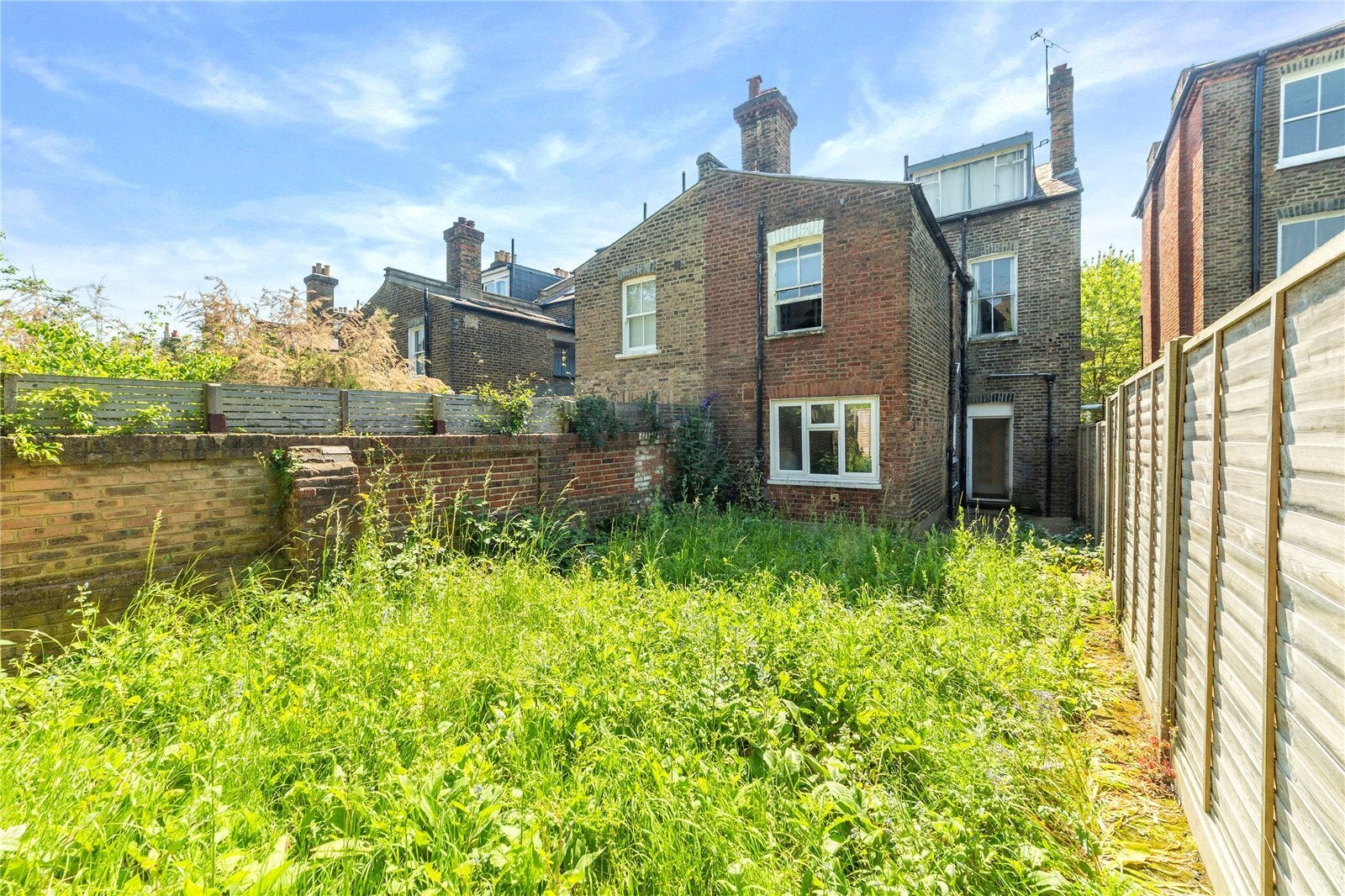 Flat Fairbridge Road in Greater London