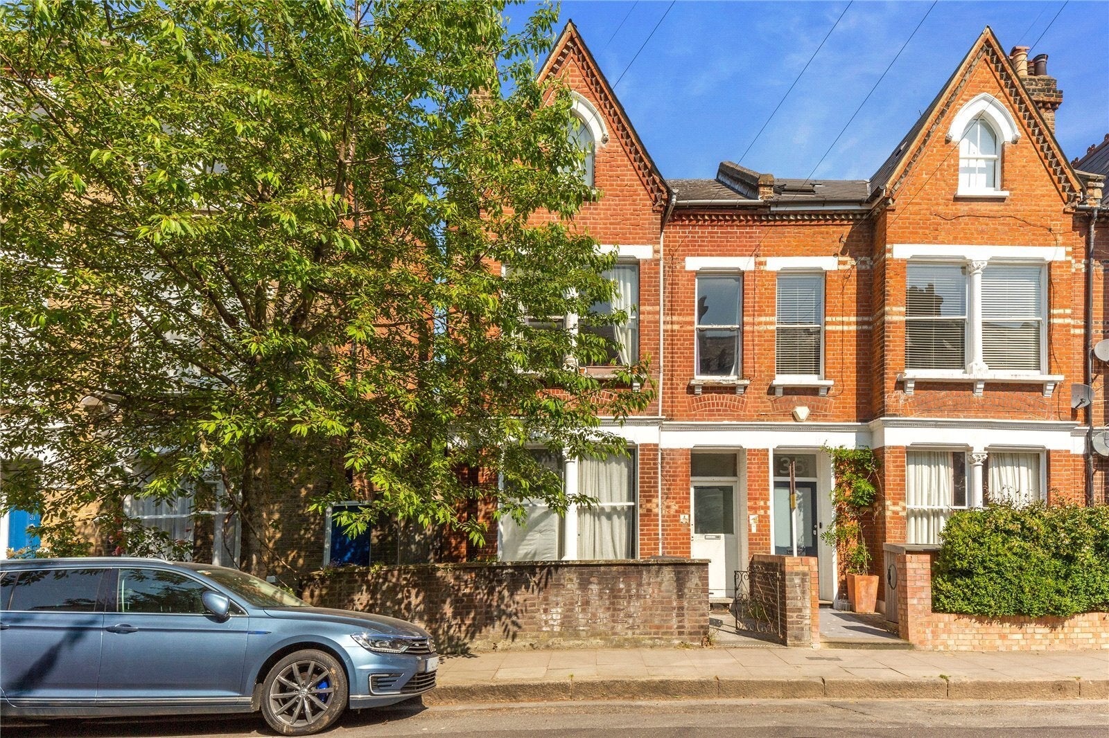 Flat Fairbridge Road in Greater London