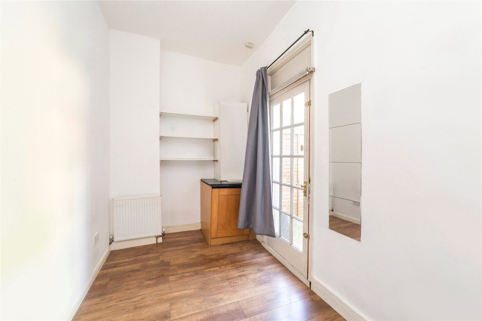 Flat Fairbridge Road in Greater London