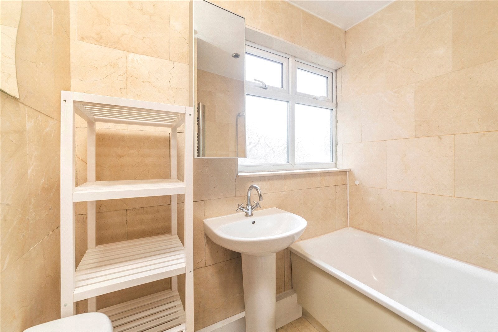 Flat Fairbridge Road in Greater London