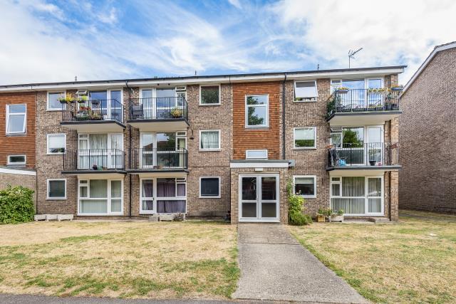 Flat Armadale Court in Reading